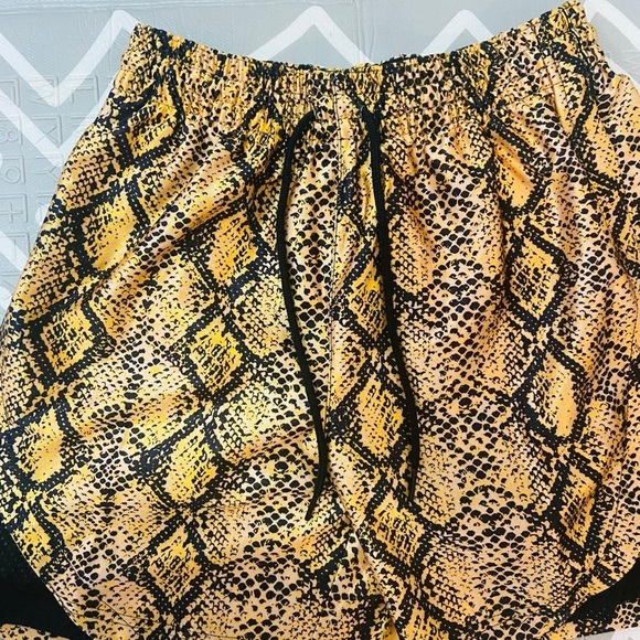 Nike limited edition animal snake print shorts - Picture 3 of 6